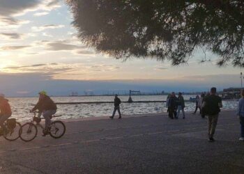 … όταν ο ήλιος “παίζει” στη δύση του, με τα ήρεμα νερά του Θερμαϊκού, “γράφοντας” εικόνες μαγικές !