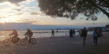 … όταν ο ήλιος “παίζει” στη δύση του, με τα ήρεμα νερά του Θερμαϊκού, “γράφοντας” εικόνες μαγικές !