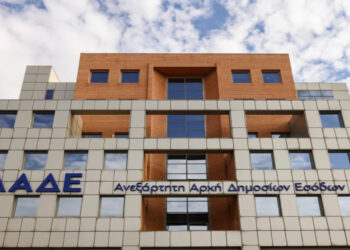 Εφιάλτης η Εφορία για τους ελεύθερους επαγγελματίες: Ετοιμάζεται να ανοίξει τραπεζικούς λογαριασμούς