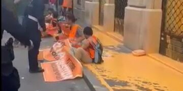 Ρώμη: Ακίνδυνη διαμαρτυρία για την πολυτέλεια από την μια και την πείνα από την άλλη (βίντεο)