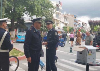 Κόκκινα αυγά και φυλλάδια με συμβουλές Ασφαλούς Οδήγησης, μοίρασε η Τροχαία Πτολεμαΐδας στους οδηγούς της Πόλης (ρεπορτάζ της Κούλας Πουλασιχίδου)