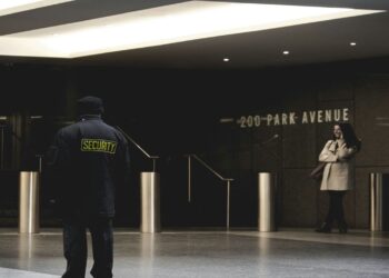 Το Κέντρο Δια Βίου Μάθησης VOLTEROS, σε συνεργασία με το ΚΕΜΕΑ και τον ΕΟΠΠΕΠ, οργανώνει και υλοποιεί Εξ Αποστάσεως το νέο τμήμα Κατάρτισης & Πιστοποίησης Προσωπικού Ιδιωτικής Ασφάλειας (Security) διάρκειας 105 ωρών