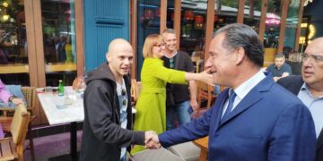 Όλη η βόλτα του Άδωνι στα καφέ και το κέντρο της Πτολεμαΐδα – Συνομίλησε με τους πολίτες (ΦΩΤΟ-video)