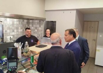 Πτολεμαΐδα: Ο Άδωνις Γεωργιάδης μπαίνει σε γυράδικο και ζητάει τον φημισμένο μοσχαρίσιο γύρο του “ΜΑΚΗ” – Δείτε όμως τι έγινε!