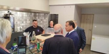 Πτολεμαΐδα: Ο Άδωνις Γεωργιάδης μπαίνει σε γυράδικο και ζητάει τον φημισμένο μοσχαρίσιο γύρο του “ΜΑΚΗ” – Δείτε όμως τι έγινε!