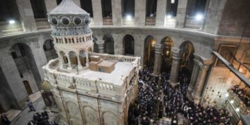 Άγιο Φως: Η τελετή Αφής στον Ιερό Ναό της Αναστάσεως στα Ιεροσόλυμα - Δείτε live