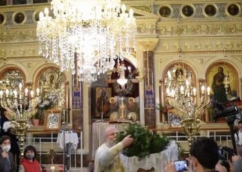 Χίος - Πρώτη Ανάσταση: Ο «ιπτάμενος» ιερέας έκλεψε την παράσταση (vid)