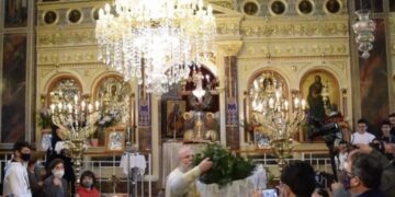 Χίος - Πρώτη Ανάσταση: Ο «ιπτάμενος» ιερέας έκλεψε την παράσταση (vid)