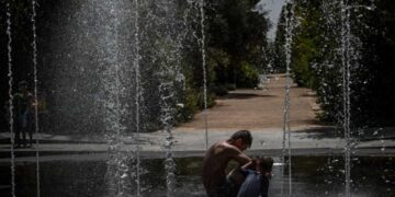 Διαφωνούν οι μετεωρολόγοι για τον «μίνι» καύσωνα: Για 40άρια κάνει λόγο ο Τσατραφύλλιας - «Ας μη βιαζόμαστε» λέει ο Κολυδάς