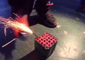 «Έχασα τρία δάχτυλα»: Το βίντεο της ΕΛΑΣ για τα βεγγαλικά και τα πυροτεχνήματα που «δεν είναι παιχνίδι»