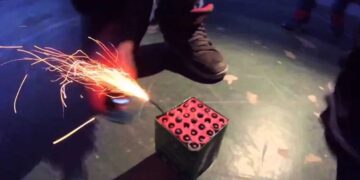 «Έχασα τρία δάχτυλα»: Το βίντεο της ΕΛΑΣ για τα βεγγαλικά και τα πυροτεχνήματα που «δεν είναι παιχνίδι»