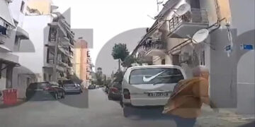 Απίστευτο βίντεο: Οδηγός ταξί καταδιώκει ληστή στα Καμίνια!