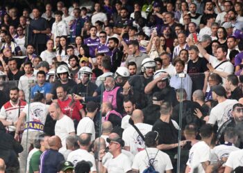 Ένταση στην OPAP Arena στο φινάλε του α’ μέρους, κινήθηκαν προς την εξέδρα οι ποδοσφαιριστές της Φιορεντίνα