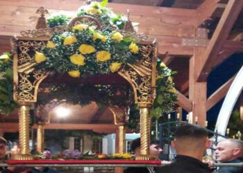 Σε κλίμα κατάνυξης η περιφορά του επιταφίου στο Δροσερό (φώτο-βίντεο)