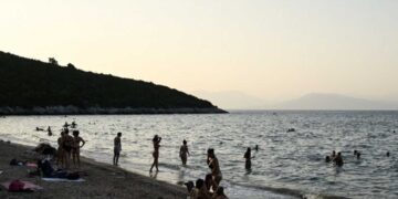 Έρχεται... απότομα το καλοκαίρι: Καιρός με 35αρια για πολλές μέρες