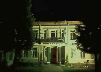 Φωταγώγηση του Δημαρχείου Φλώρινας για την Ημέρα Μνήμης της Γενοκτονίας των Ελλήνων του Πόντου