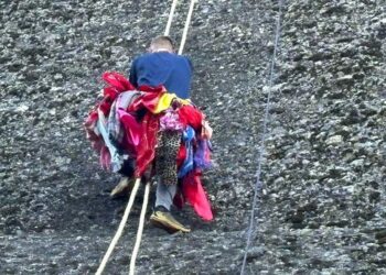 Γιορτάστηκε και φέτος το έθιμο του Αγίου Γεωργίου του Μαντιλά - Δείτε βίντεο από την αναρρίχηση στα βράχια των Μετεώρων