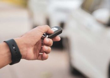 Η άγνωστη λειτουργία του κλειδιού του αυτοκινήτου που το 85% των οδηγών δεν γνωρίζουν – Πώς να τη χρησιμοποιήσεις