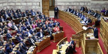 Η ώρα της μεγάλης μάχης για την ακρίβεια - Άγρια "κόντρα" στη βουλή δύο εβδομάδες πριν τις κάλπες