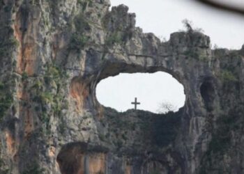 Η «Τρύπα του Άη Γιώργη» και ο μύθος του ιπτάμενου καβαλάρη - Ένα εκπληκτικό μνημείο της φύσης μέσα από ένα βίντεο που κόβει την ανάσα