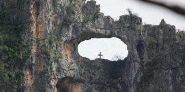 Η «Τρύπα του Άη Γιώργη» και ο μύθος του ιπτάμενου καβαλάρη - Ένα εκπληκτικό μνημείο της φύσης μέσα από ένα βίντεο που κόβει την ανάσα