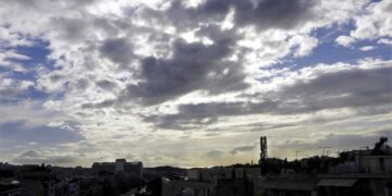 Καιρός: Νεφώσεις με βροχές και σποραδικές καταιγίδες