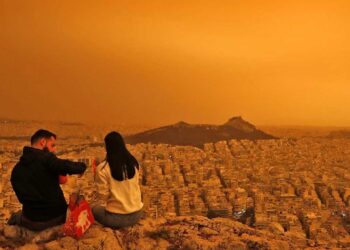 Καιρός: Πέφτει η θερμοκρασία και έρχονται καταιγίδες, σκόνη και λασποβροχές