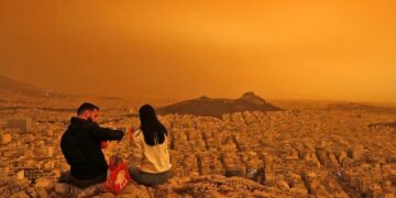 Καιρός: Πέφτει η θερμοκρασία και έρχονται καταιγίδες, σκόνη και λασποβροχές