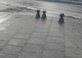 Νέος τραυματισμός γυναίκας σε “βίδα”  – Ασυνείδητοι αφαιρούν συστηματικά τα κολωνάκια στα πεζοδρόμια της Πτολεμαΐδας