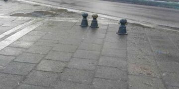 Νέος τραυματισμός γυναίκας σε “βίδα”  – Ασυνείδητοι αφαιρούν συστηματικά τα κολωνάκια στα πεζοδρόμια της Πτολεμαΐδας