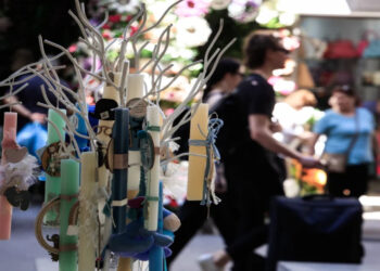 Το κόλπο για να μην στάξει η λαμπάδα το βράδυ της Ανάστασης