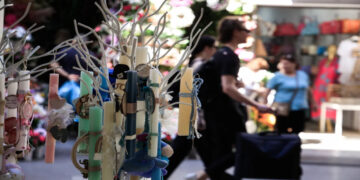 Το κόλπο για να μην στάξει η λαμπάδα το βράδυ της Ανάστασης