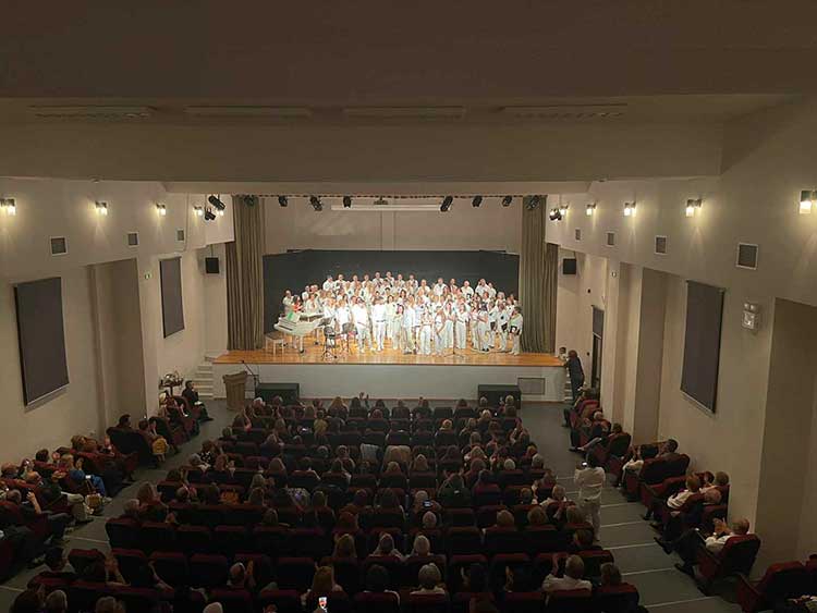 Με μεγάλη επιτυχία ολοκληρώθηκε μια μαγευτική Συνάντηση Χορωδιών στο Πολιτιστικό Κέντρο Σερβίων
