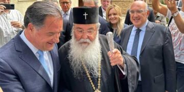 Τον πήρε και έφυγε- Ο Μητροπολίτης Κοζάνης απήγαγε τον Υπουργό Υγείας