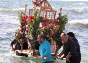 (βίντεο) Νάξος: Πλήθος πιστών στην ξεχωριστή περιφορά του Επιταφίου μέσα στη θάλασσα