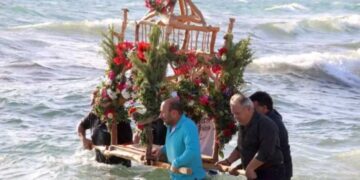 (βίντεο) Νάξος: Πλήθος πιστών στην ξεχωριστή περιφορά του Επιταφίου μέσα στη θάλασσα