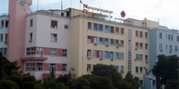 Σε κρίσιμη κατάσταση 2χρονη – Από στατικό ηλεκτρισμό προκλήθηκε φωτιά την ώρα που ο μπαμπάς της έβαζε βενζίνη στο ΙΧ