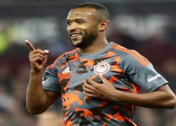 Άστον Βίλα – Ολυμπιακός 2-4: Ο Ολυμπιακός πέρασε με τεσσάρα από το Βίλα Παρκ και θέλει να το σηκώσει στην OPAP Arena