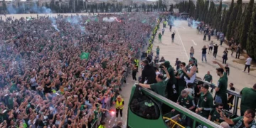 Χιλιάδες οπαδοί αποθέωσαν τον Παναθηναϊκό για την 7η Euroleague