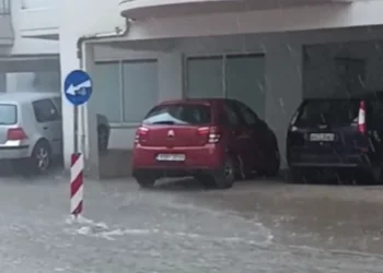 Πινακίδα κόβει… βόλτες στους δρόμους της Ξάνθης εξαιτίας της νεροποντής