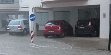 Πινακίδα κόβει… βόλτες στους δρόμους της Ξάνθης εξαιτίας της νεροποντής