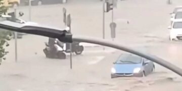Πλημμύρισαν δρόμοι και μαγαζιά στη Θεσσαλονίκη – Μητέρα με το παιδί της εγκλωβίστηκαν σε ΙΧ