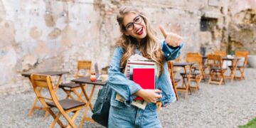 Πρακτικοί τρόποι για να φτιάξουμε τη διάθεσή μας όταν… ξυπνάμε στραβά