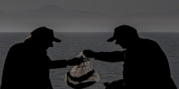 Ψαράδες με καλάμι… τέλος στις παραλίες: Αντιδράσεις για το χαράτσι που μπαίνει πλαγίως