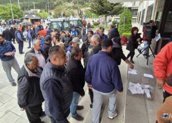 Καστοριά: Μηλοπαραγωγοί διαμαρτύρονται με τα τρακτέρ τους – Έστησαν κάλπη έξω από την αντιπεριφέρεια