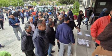 Καστοριά: Μηλοπαραγωγοί διαμαρτύρονται με τα τρακτέρ τους – Έστησαν κάλπη έξω από την αντιπεριφέρεια