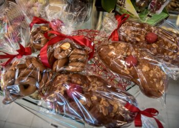 Πόσο κρατάει το τσουρέκι στο ψυγείο, στην κατάψυξη και στον πάγκο