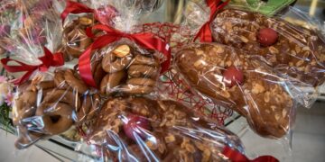 Πόσο κρατάει το τσουρέκι στο ψυγείο, στην κατάψυξη και στον πάγκο