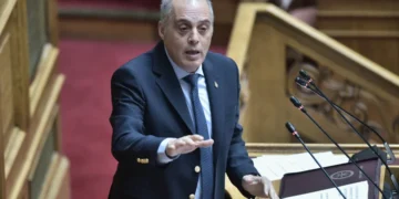 Ο Βελόπουλος έσκισε την συμφωνία των Πρεσπών στη Βουλή