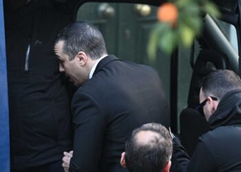 Βγάζει το μανδύα του «Σπαρτιάτη» και φοράει του «Πατριώτη» ο καταδικασμένος χρυσαυγίτης Ηλίας Κασιδιάρης